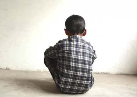 Criança que era mantida em cárcere sem banheiro e sem água é resgatada em Manaus