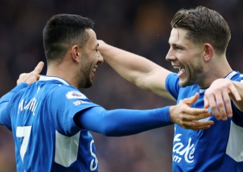 Sob protestos, Everton surpreende e quebra invencibilidade do líder Arsenal