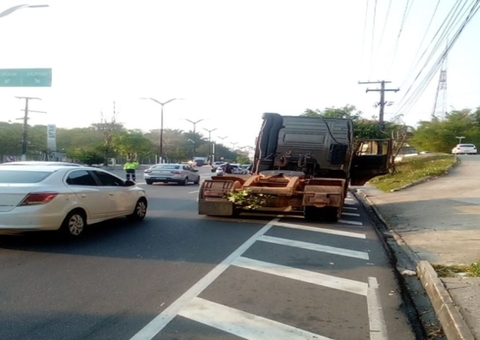 Caminhão em pane trava av. Rodrigo Otávio e deixa trânsito caótico em Manaus