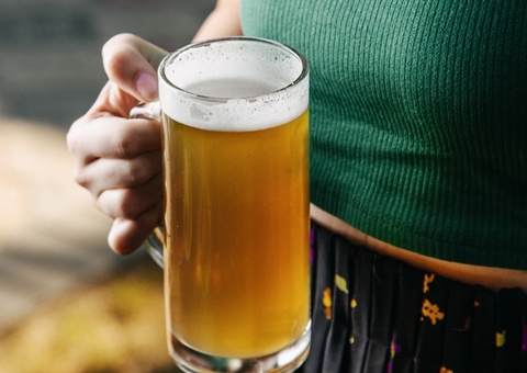 Mulher come, bebe e dá golpe em restaurante e conveniência em Itacoatiara