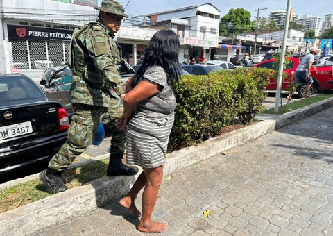 Mulher é presa por ameaçar passageiros de ônibus com faca em Manaus