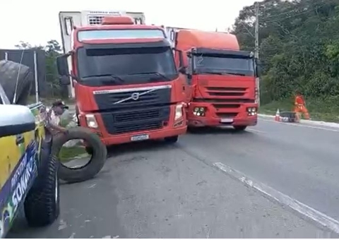 Inconformados com vitória de Lula, caminhoneiros bolsonaristas interditam a BR-174 em Manaus