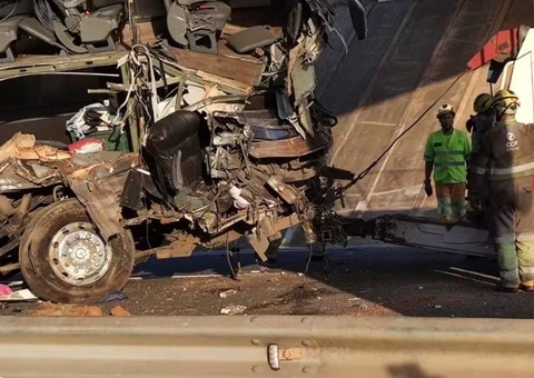 Acidente com ônibus deixa 10 mortos e mais de 40 feridos em São Paulo