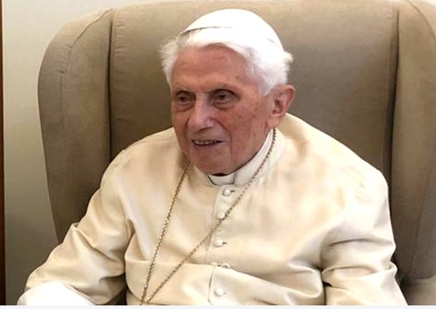 Papa Francisco pede oração por Bento XVI após piora súbita de saúde