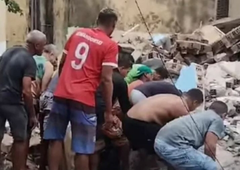 Prédio desaba e famílias são soterradas na Grande Recife