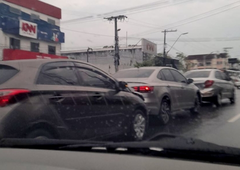 Acidente entre carros trava avenida e causa caos no trânsito em Manaus 