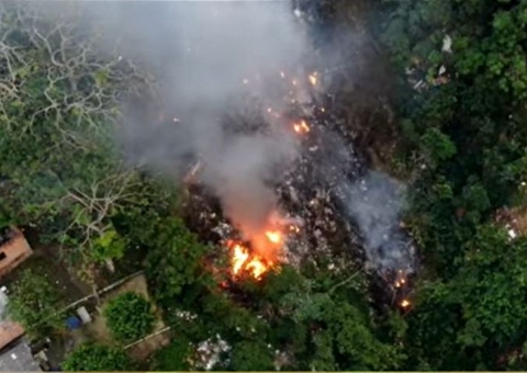 Incêndio volta a se espalhar em vegetação e ameaça atingir casas em Manaus
