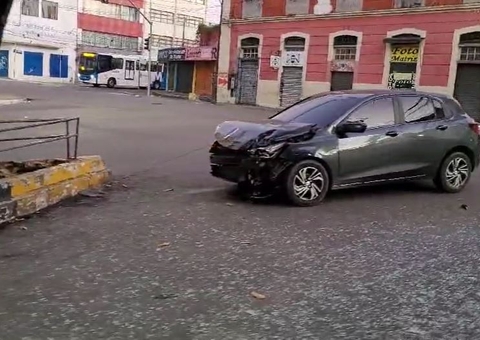 Carro se despedaça após colisão no centro de Manaus