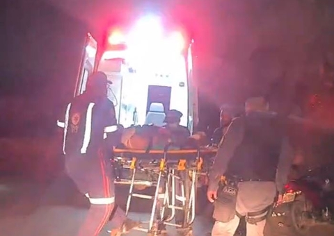Mulher tem pé dilacerado ao ser atropelada moto na AM-010; Condutora fugiu