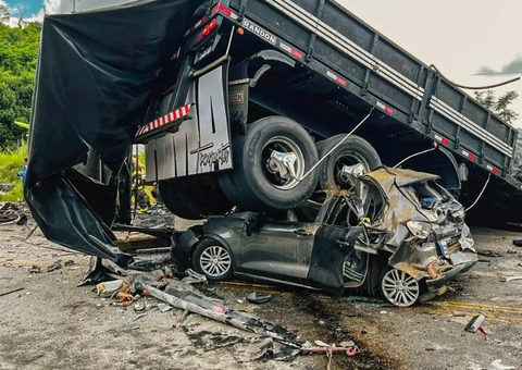 Quinze vítimas de acidente entre carreta e caminhão em MG são identificadas