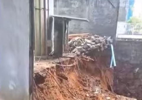 Muro de condomínio desaba durante chuva forte em Manaus