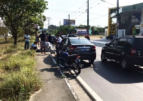 Motociclista fica ferido em acidente ao tentar ultrapassar carro em Manaus
