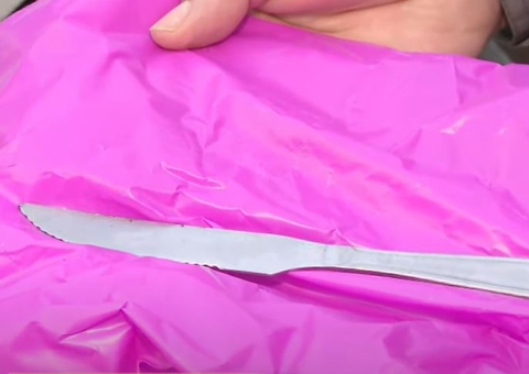 Vendedora é esfaqueada por cliente dentro de loja de roupas em Manaus 