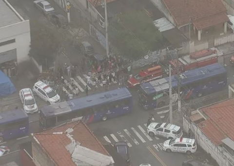 Aluno esfaqueia 3 professores e 2 colegas em ataque dentro de escola pública