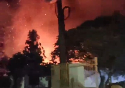 Fogo consome área de mata e por pouco não destrói UBS no Bairro da Paz