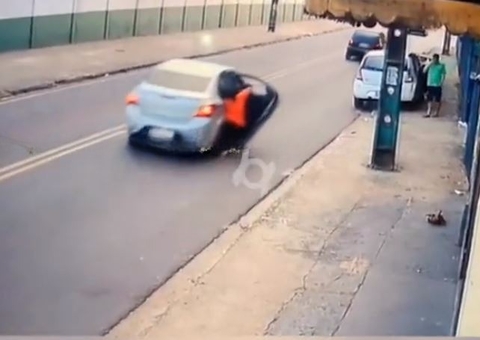 Vídeo mostra idosa sendo arrastada por carro de aplicativo em rua de Manaus