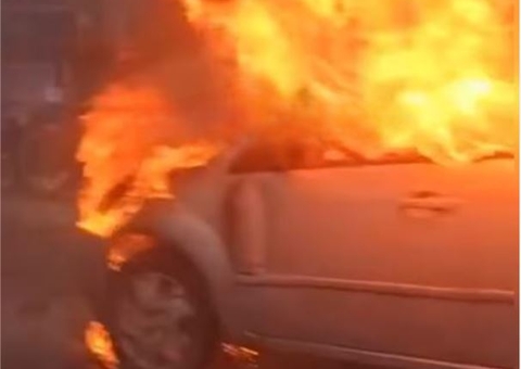 Incêndio destrói carro em avenida de Manaus, veja vídeo
