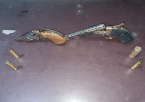 Homem é preso e adolescente apreendido por testarem mira de arma em rua do Amazonas