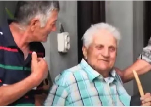 Homem retorna para casa com a mesma roupa após 30 anos desaparecido