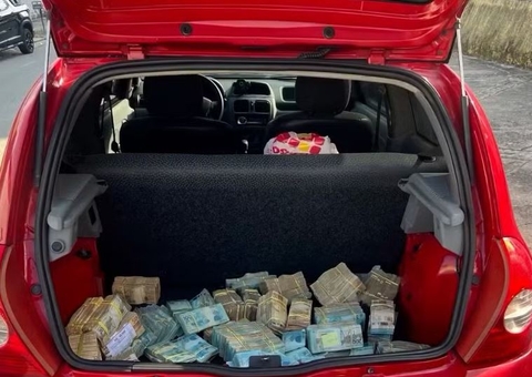 Carro com mais de R$ 1 milhão no porta-malas é abandonado em rua 