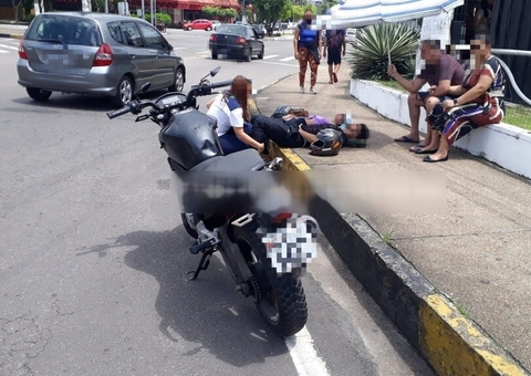 Casal fica ferido em acidente entre carro e motocicleta em Manaus