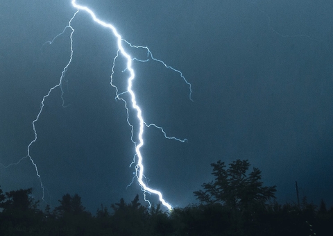 Caseiros são atingidos por descarga elétrica enquanto trabalhavam em Manaus
