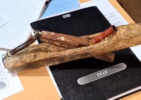 Homem mantém família em cárcere e tenta matar esposa com bebê no colo no Amazonas