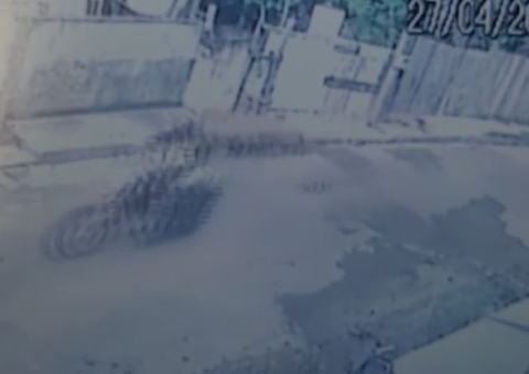 Mototaxista é flagrado arrastando cachorro em rua no Amazonas, veja vídeo