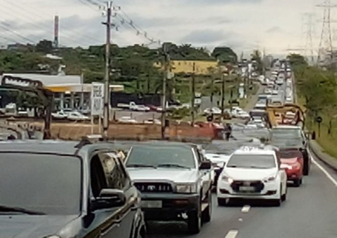 Caminhão em pane causa congestionamento quilométrico na Avenida das Torres