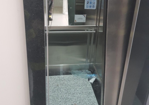 Elevador de prédio comercial despenca com nove pessoas dentro