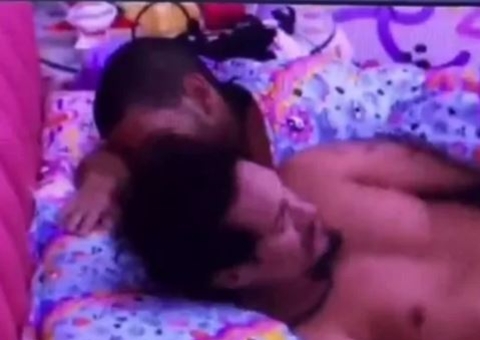 BBB 22: Eliezer deixa pênis aparecer ao acordar ao lado de Vyni na cama