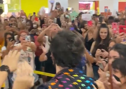 Ex-BBB Eliezer é recebido por multidão enlouquecida em shopping