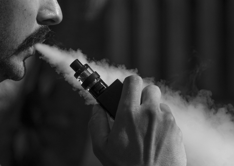Jovem tem buraco no pulmão após uso diário de vape 