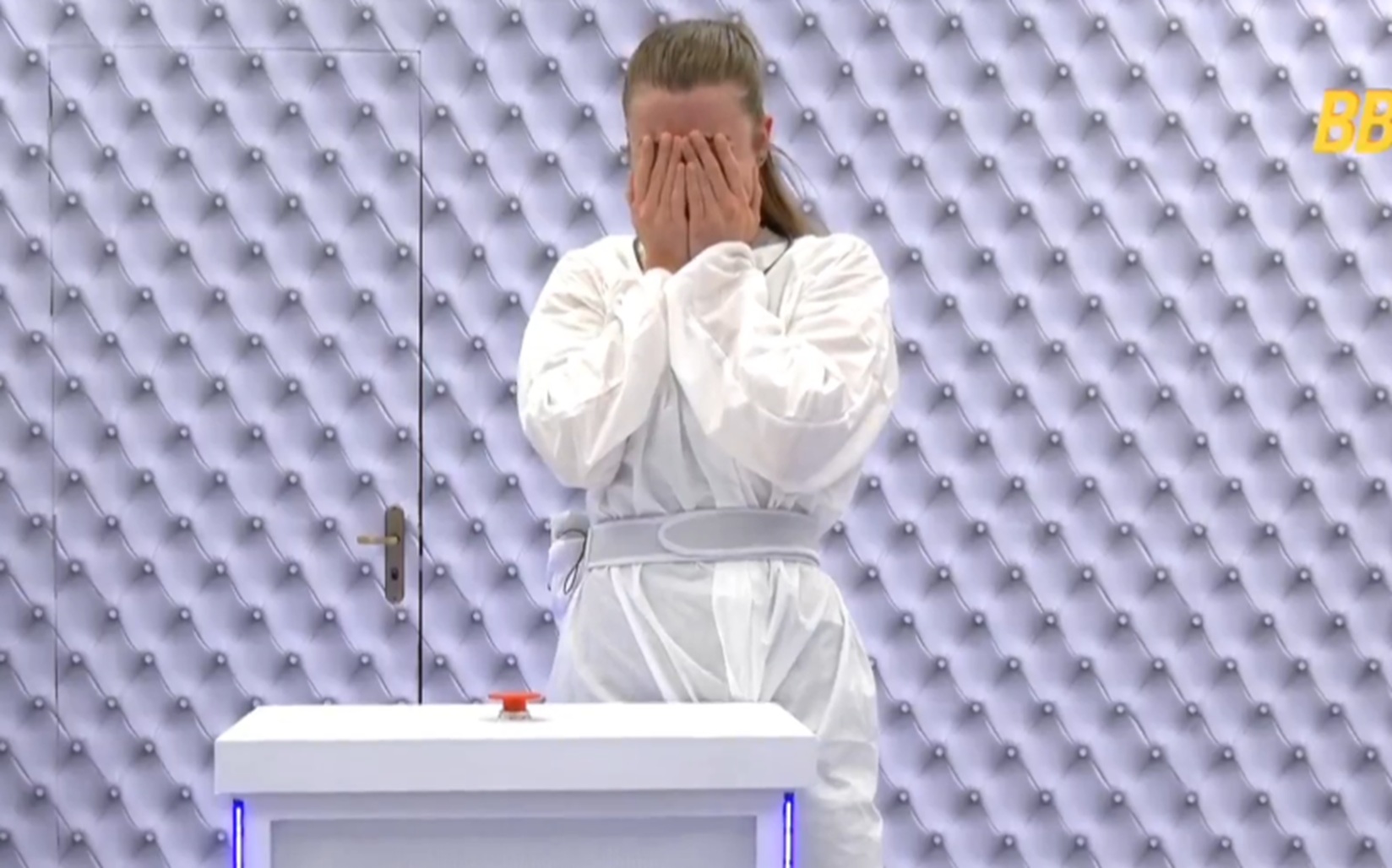 Elisa desiste após 60 horas no Quarto Branco no BBB26