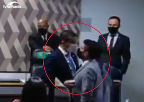 Senador Marcos do Val dá empurrão em deputado Luís Miranda no intervalo da CPI da Covid