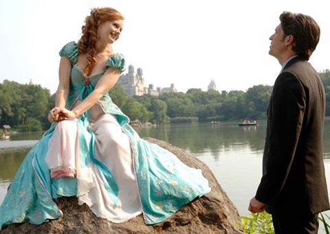 Encantada já está disponível no Disney+ e sequência ganha previsão de estreia