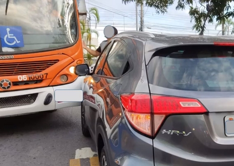 Acidente entre carro e ônibus complica trânsito na avenida André Araújo