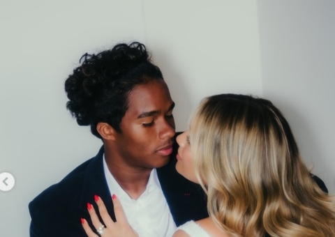 Aos 18, jogador Endrick anuncia casamento com Gabriely Miranda: "Enfim, casados"