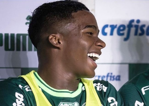 Endrick pede e ganha chuteira raríssima lançada em homenagem a Ronaldo