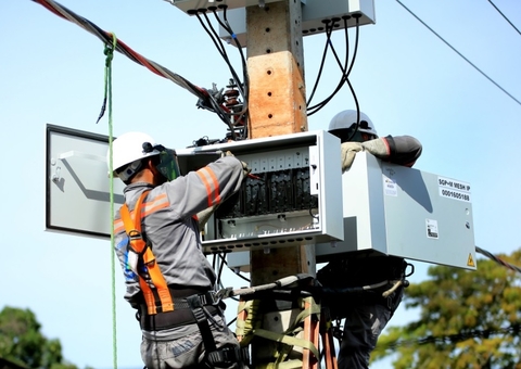 Amazonas Energia deixa moradores sem internet em Manaus após troca de poste: 'fios esticados'