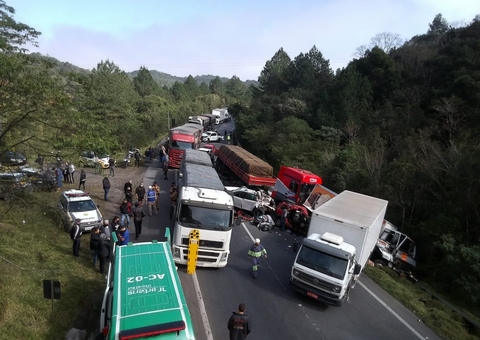10 veículos ficam engavetados após acidente com time de futsal