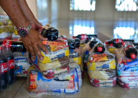 Representantes da classe artística em Manaus recebem cestas básicas