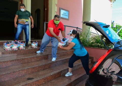 Classe artística do Amazonas recebe mais de 160 cestas básicas