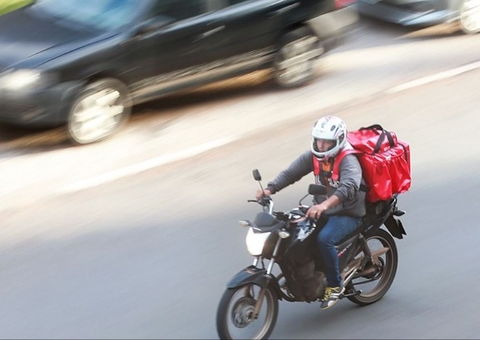 Projeto prevê que CLT regule trabalho de motoristas de app e entregadores