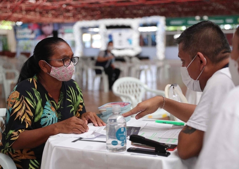 Beneficiários do Auxílio Estadual começam a receber cartão permanente em Manaus