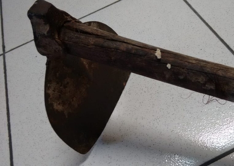 Vizinhos encontram homem agonizando após ser atacado com enxada em Manaus