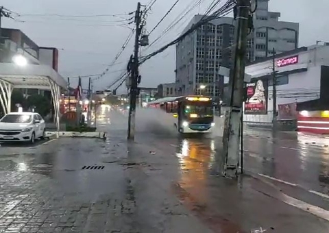 Após 15 dias de calor e fumaça, Manaus registra chuva torrencial nesta terça-feira