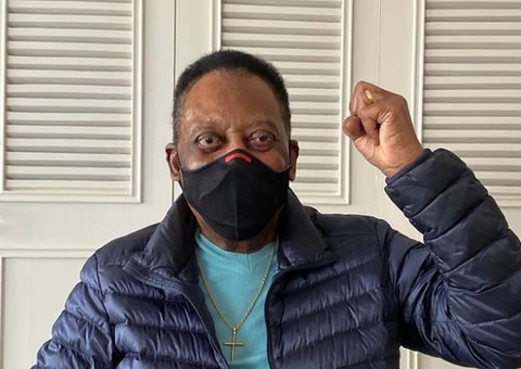 Pelé aparece abraçadinho com esposa no natal em casa após receber alta