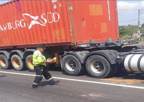 Carreta em pane trava trânsito na Avenida das Torres em Manaus