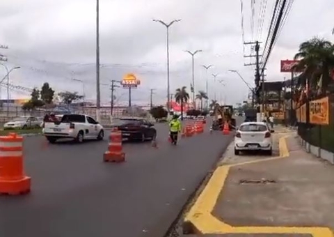 Obra de reparo interdita trecho da avenida Torquato Tapajós